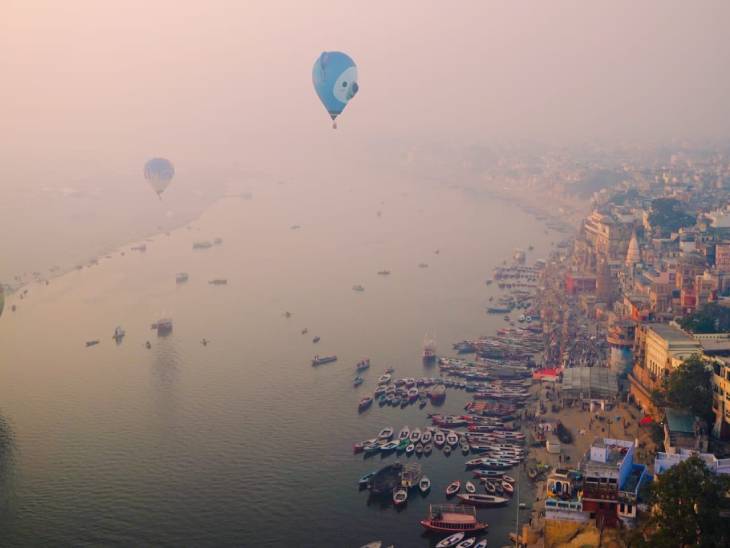 वाराणसी में हॉट एयर बैलून से गंगा का किनारा देखते ही बन रहा था। लग रहा जैसे कोई खूबसूरत सा सिनरी हो।