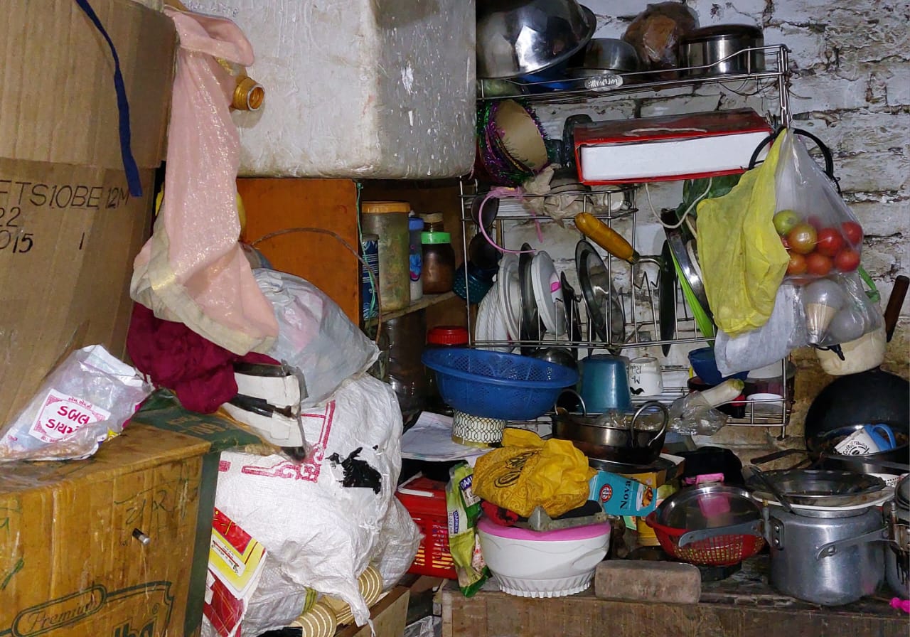 रिजवाना और उनके 3 बच्चे 10 बाई 10 के एक कमरे के मकान में रहती हैं।