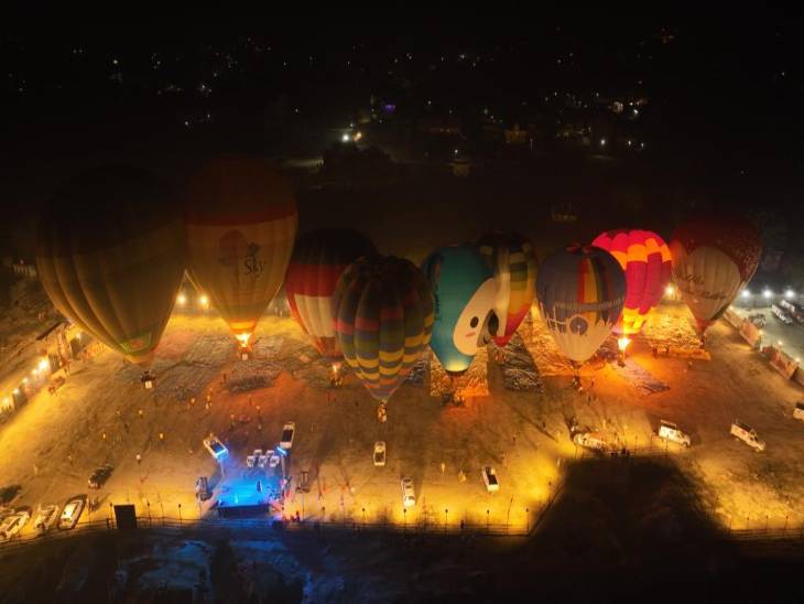 वाराणसी में कल रात हॉट एयर बैलूंस का नाइट शो काफी रोमांचक और अद्भुत था।