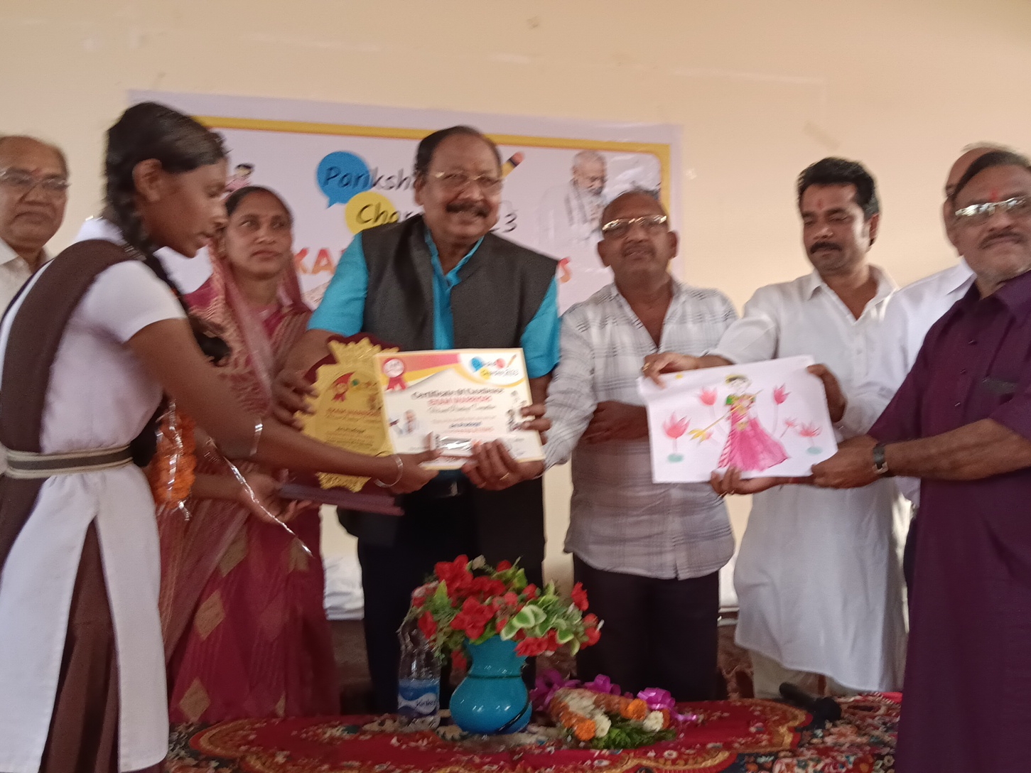 सांसद मोहन मंडावी प्राइज बांटते हुए।