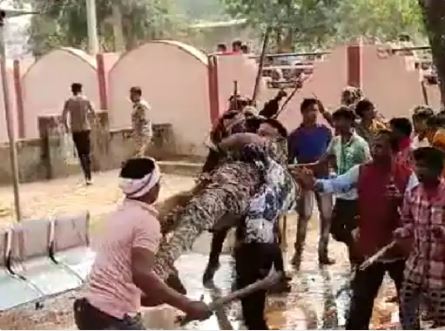 भीड़ ने पुलिस से भी की थी मारपीट।