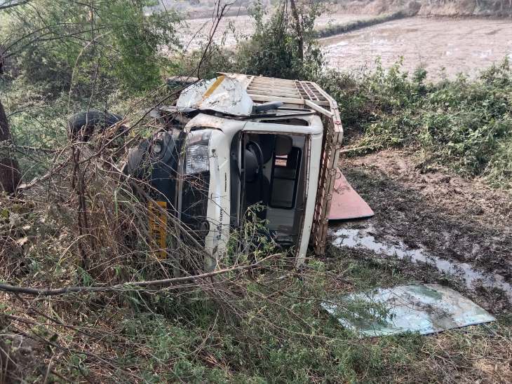 पिकअप वाहन पलटा।