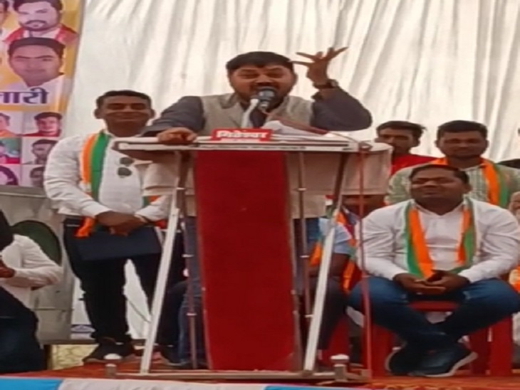 अनुज शर्मा के गीतों पर जमकर नाचे छात्र।