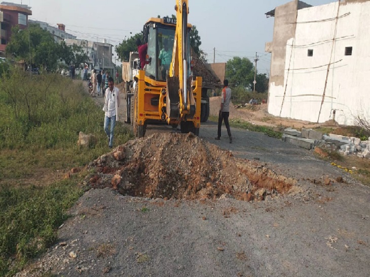 अवैध प्लाटिंग करने वालों के खिलाफ निगम का अभियान।