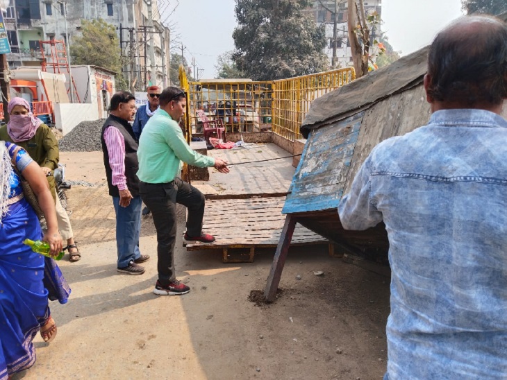 सड़क किनारे लगाए गए ठेले व गुमटियों को भी जब्त किया गया।