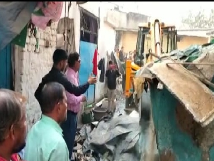 अवैध कब्जा कर बनाए गए मकानों में चला निगम का बुलडोजर।