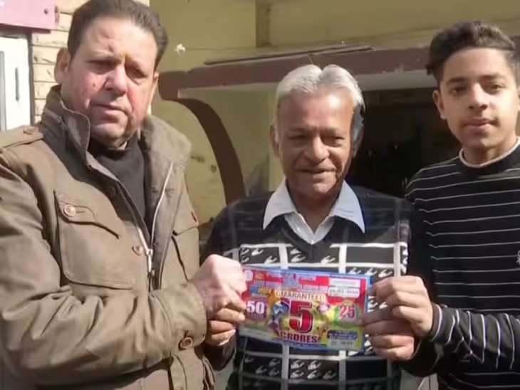 लॉटरी के साथ दोनों बेटे मुकेश और नरिंदर व पोता निखिल।