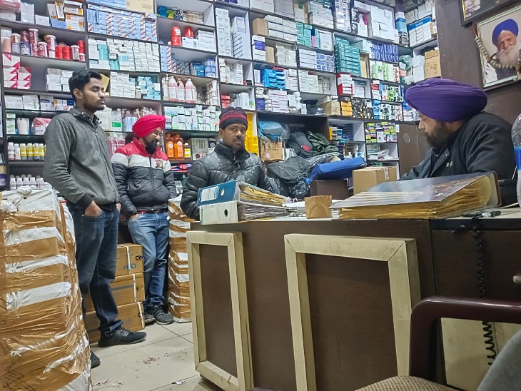 पत्रकार से खींचातान करने वाले दुकानदार और उसके साथी।