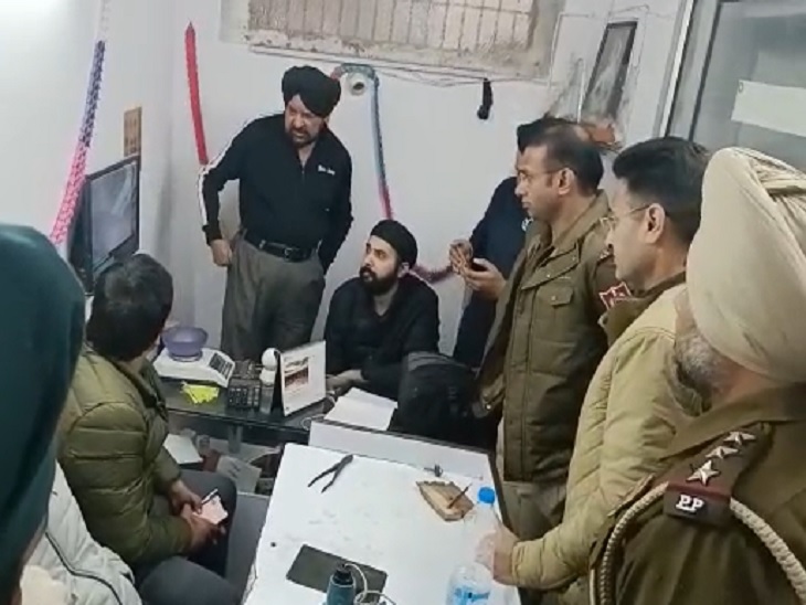 गुरु बाजार में जांच कर रही पुलिस।