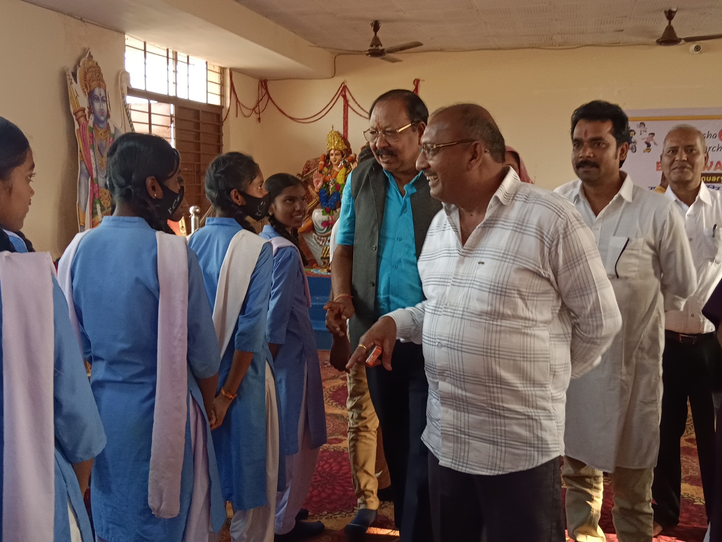 सांसद मोहन मंडावी बच्चों से मिले।