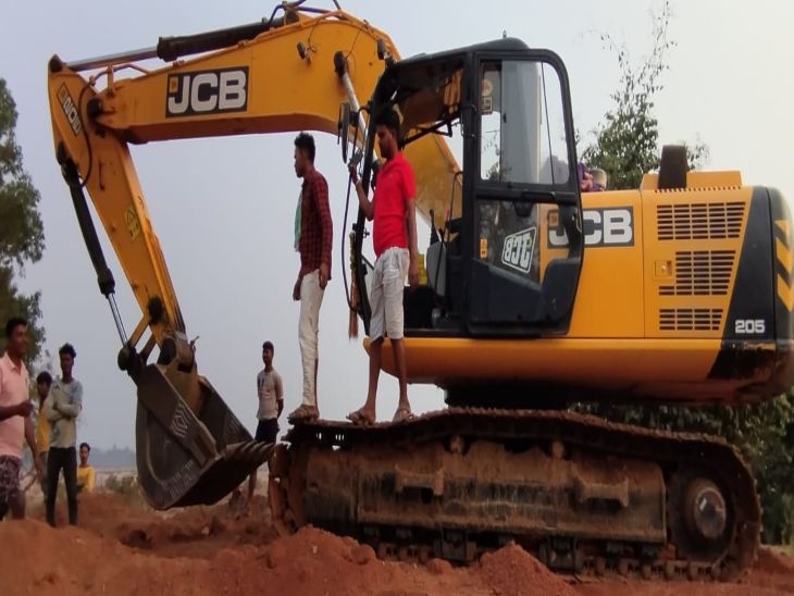 चेन माउंटेन मशीन हाईवा में रेत लोड करते जब्त। - Dainik Bhaskar