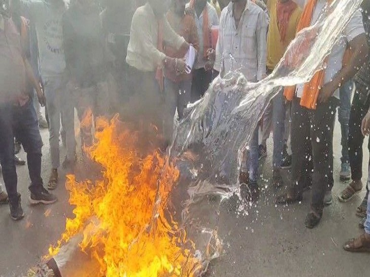 नंदकुमार बघेल और श्याम मानव का पुतला जलाते हुए - Dainik Bhaskar