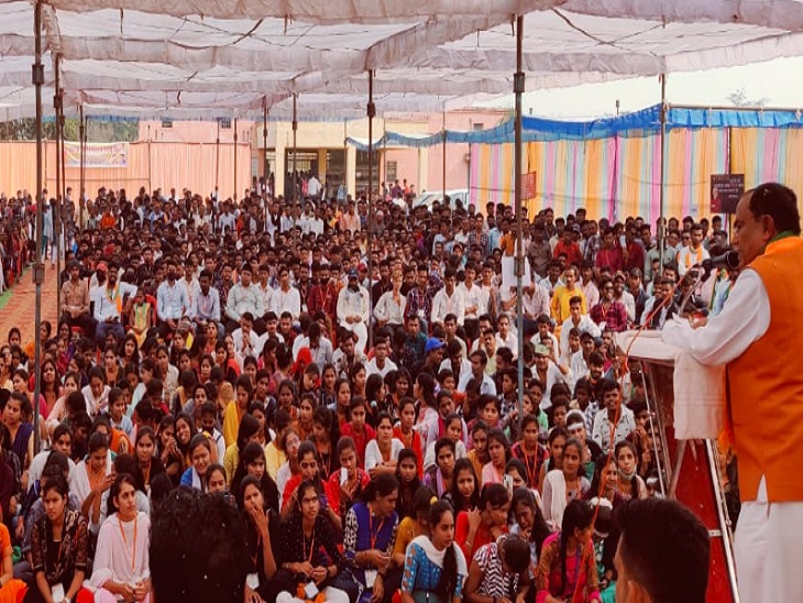 पूर्व विधानसभा अध्यक्ष गौरीशंकर अग्रवाल ने छात्र-छात्राओं को संबोधित किया।