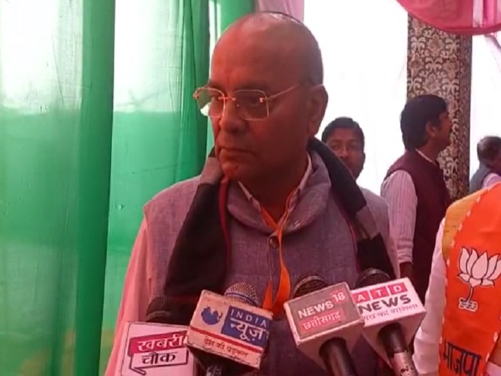 चंद्राकर अंबिकापुर में पत्रकारों से चर्चा कर रहे थे। - Dainik Bhaskar