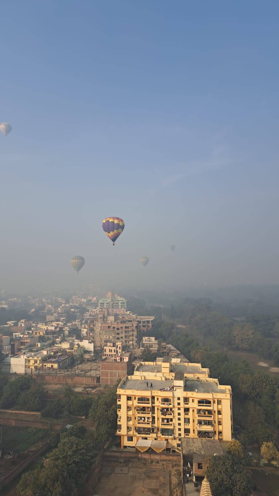 BHU कैंपस से निकलते एयर बैलूंस।