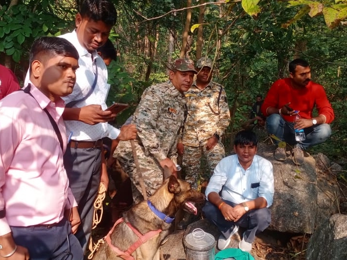 जांच करते जवान।