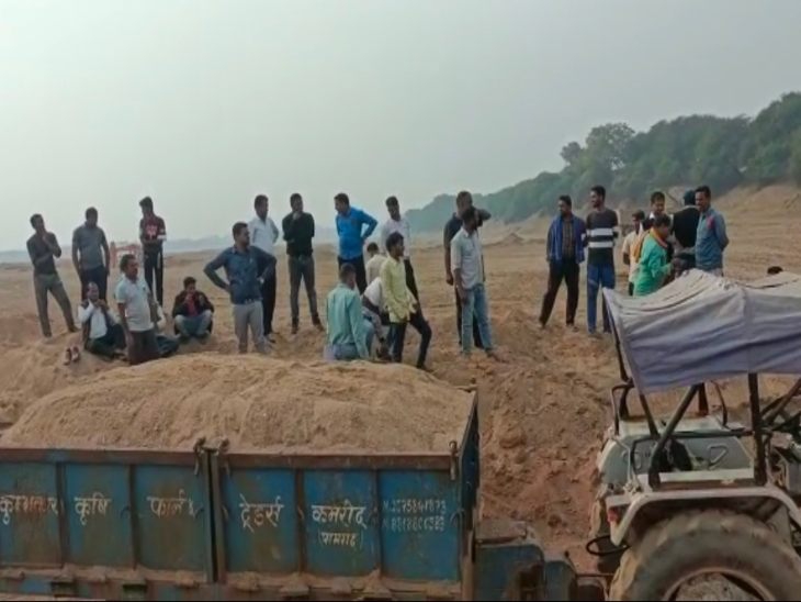 पुलिस की टीम के पहुंचने से पहले कई ट्रैक्टर चालक गाड़ी लेकर भाग निकले हैं।