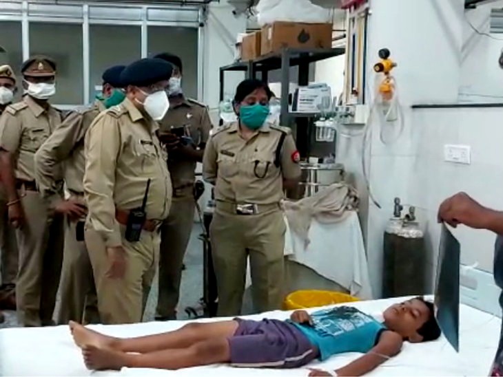 भागते समय अंधाधुंध फायरिंग की थी जिसमें 10 साल का आदित्य शर्मा भी गोली से घायल हो गया था।