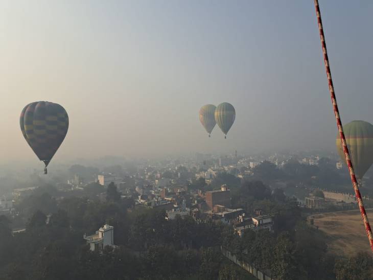 वाराणसी में हॉट एयर बैलून की छंटा देख पर्यटक काफी उत्साहित थे।