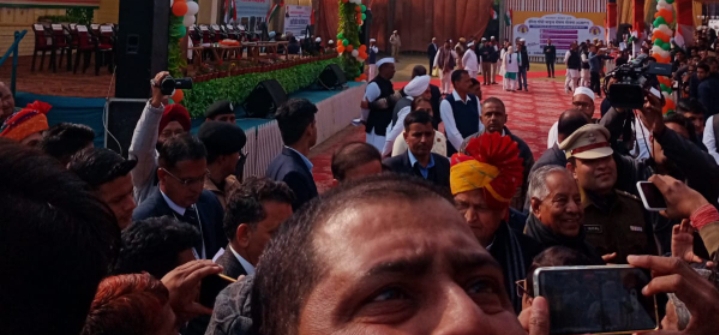 कार्यकर्ताओं से मिलते सीएम अशोक गहलोत।