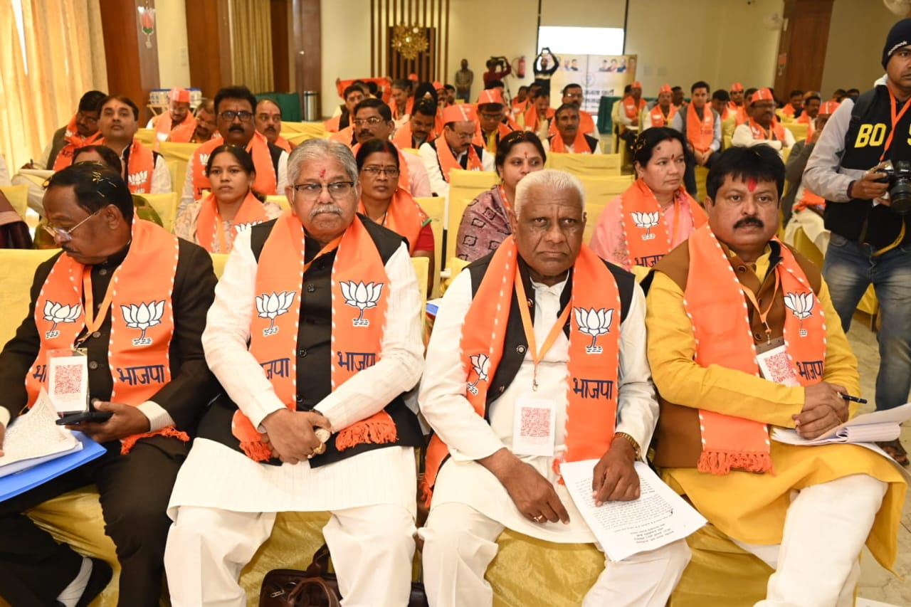 बैठक में पूर्व मंत्री पुन्नूलाल मोहले और धरमलाल कौशिक भी शामिल हुए।