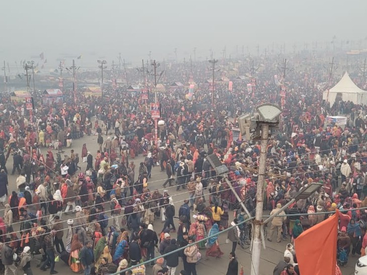 संगम नोज पर मौनी अमावस्या के पावन पर्व पर लाखों श्रद्धालु पुण्य की डुबकी लगाने पहुंचे।