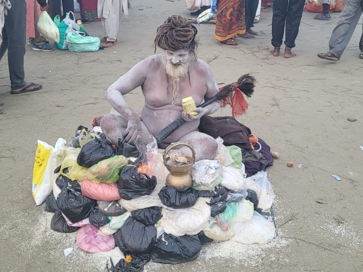 संगम नोज पर नागा साधु आकर्षण का केंद्र बने रहे। श्रद्धालुओं ने उनके चारों तरफ अनाज देकर दान-पुण्य कर रहे है।