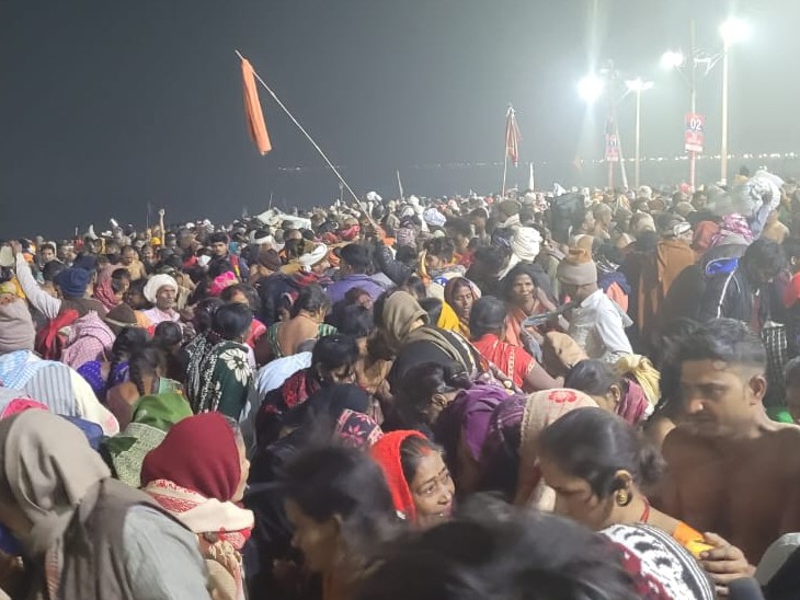 संगम की ओर लाखों कदम चले ही आ रहे हैं। सबके मन में बस त्रिवेणी में पुण्य की एक डुबकी लगाने की है।