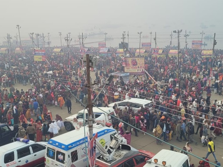 यह फोटो पार्किंग इलाके की है। श्रद्धालु संगम की रेती पर अपनी गाड़ियों को पार्किंग कर रहे हैं।