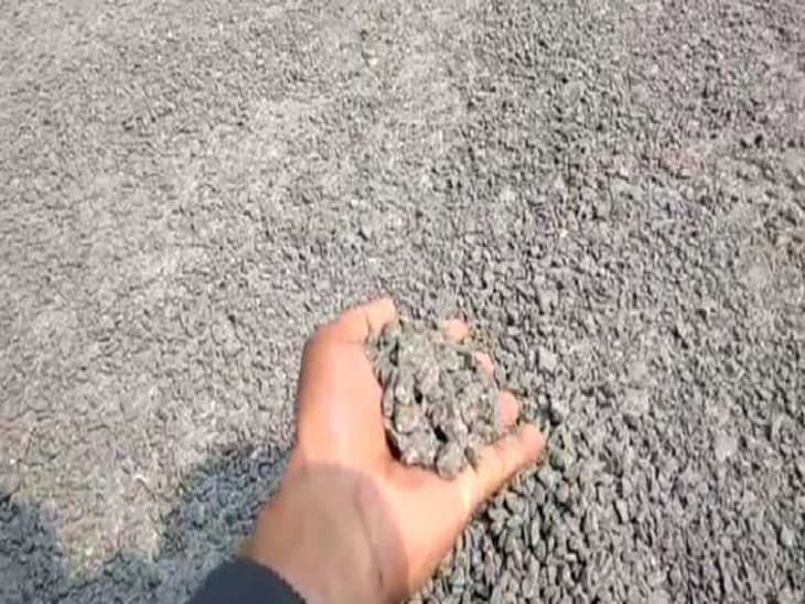 सड़क से बाहर निकल गई है गिट्‌टी।