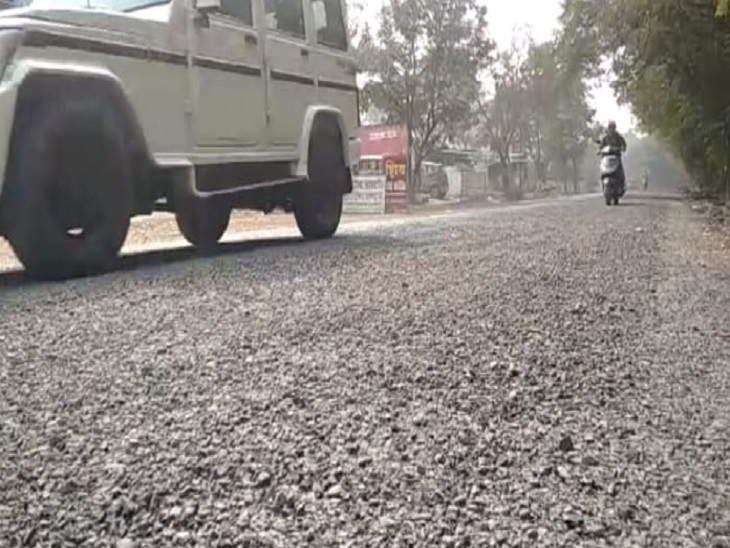 बनने के साथ ही फिर जर्जर हो गई सड़क की हालत।