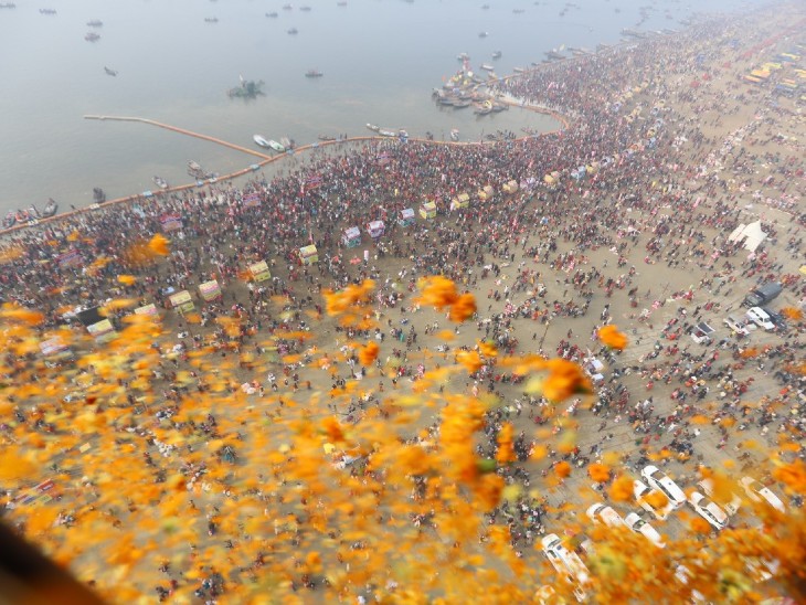 यह फोटो श्रद्धालुओं पर हेलिकॉप्टर से पुष्प वर्षा के दौरान की है।