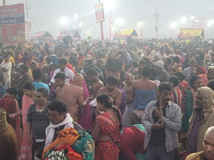 मौनी अमावस्या की संभावित भीड़ को देखते हुए माघ मेला क्षेत्र में पुलिस अधिकारियों की तैनाती की गई है।