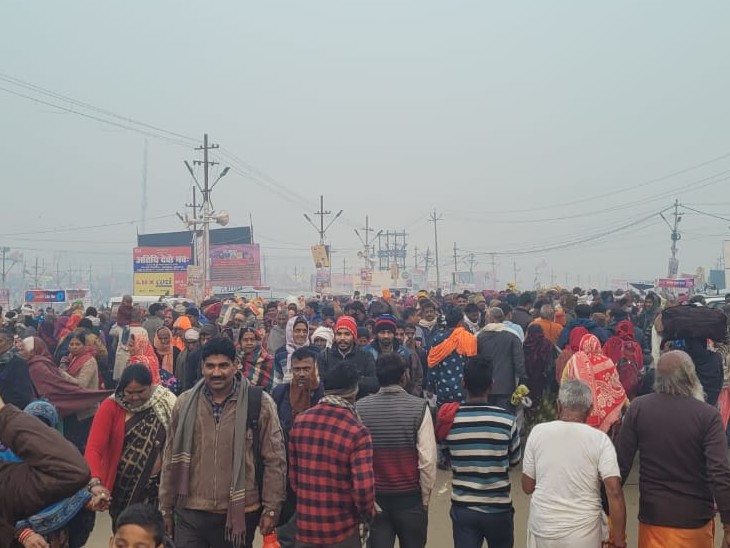 मौनी अमावस्या पर श्रद्धालु संगम तट पर स्नान के लिए पहुंचे हैं।
