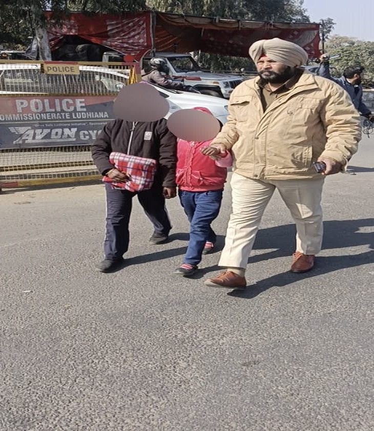 दोनों बहनों को थाना लेकर जाता पुलिस कर्मचारी।