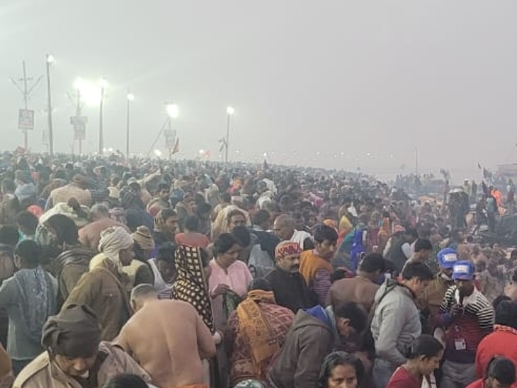 यह फोटो श्रद्धालुओं के स्नान कर बाहर निकलने की है।