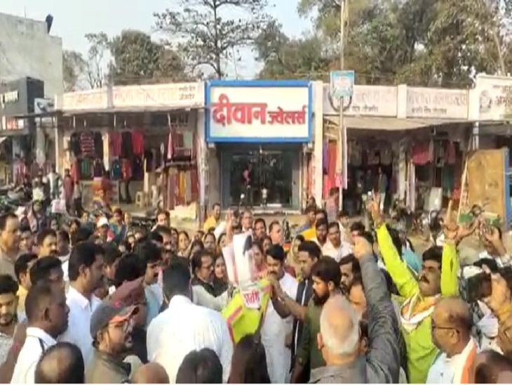 बड़ी संख्या में कांग्रेसी मौजूद थे। - Dainik Bhaskar