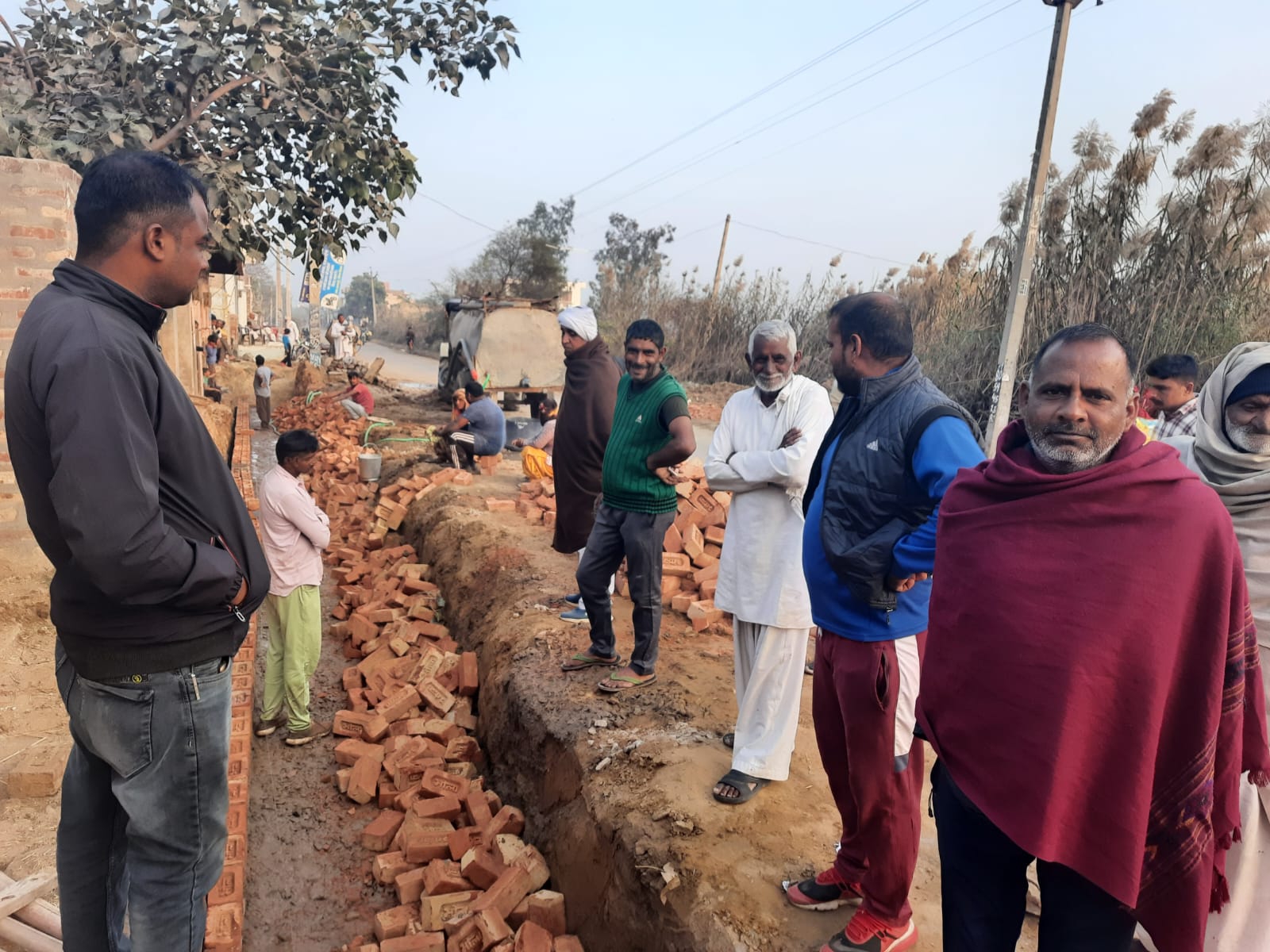 Hisar Villagers stop drain construction हिसार में ग्रामीणों ने