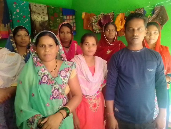 स्वसहायता समूह की महिलाओं के साथ आरोपी रंजन कुमार केसरी।