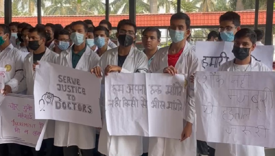 अस्पताल परिसर में नारेबाजी करते रहे डॉक्टर। - Dainik Bhaskar