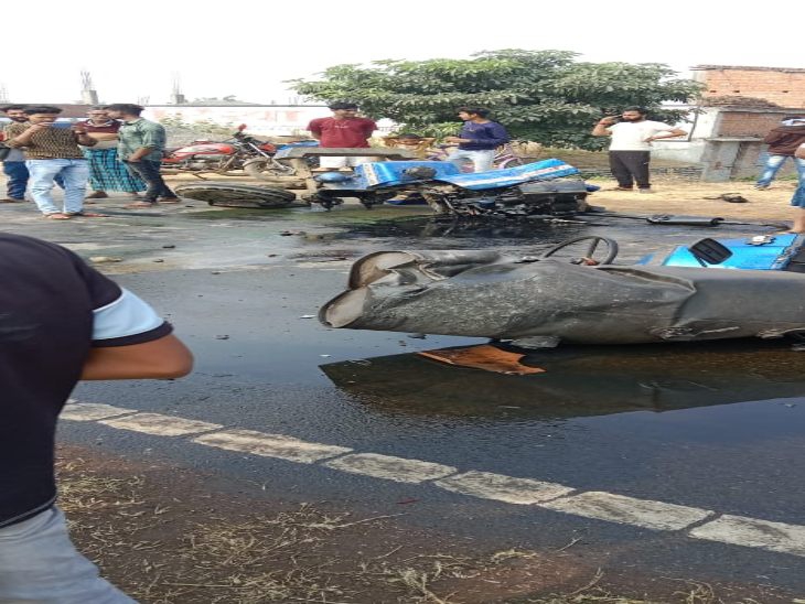 रोड पर बिखर गए ट्रक के इंजन के टुकड़े।