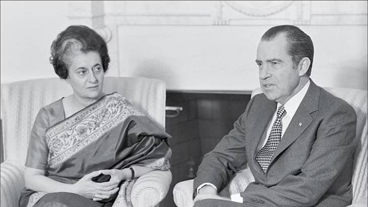 अमेरिकी राष्ट्रपति रिचर्ड निक्सन के साथ इंदिरा गांधी की ये तस्वीर 9 नवंबर, 1971 की है, जब इंदिरा गांधी अमेरिका के दौरे पर गई थीं।