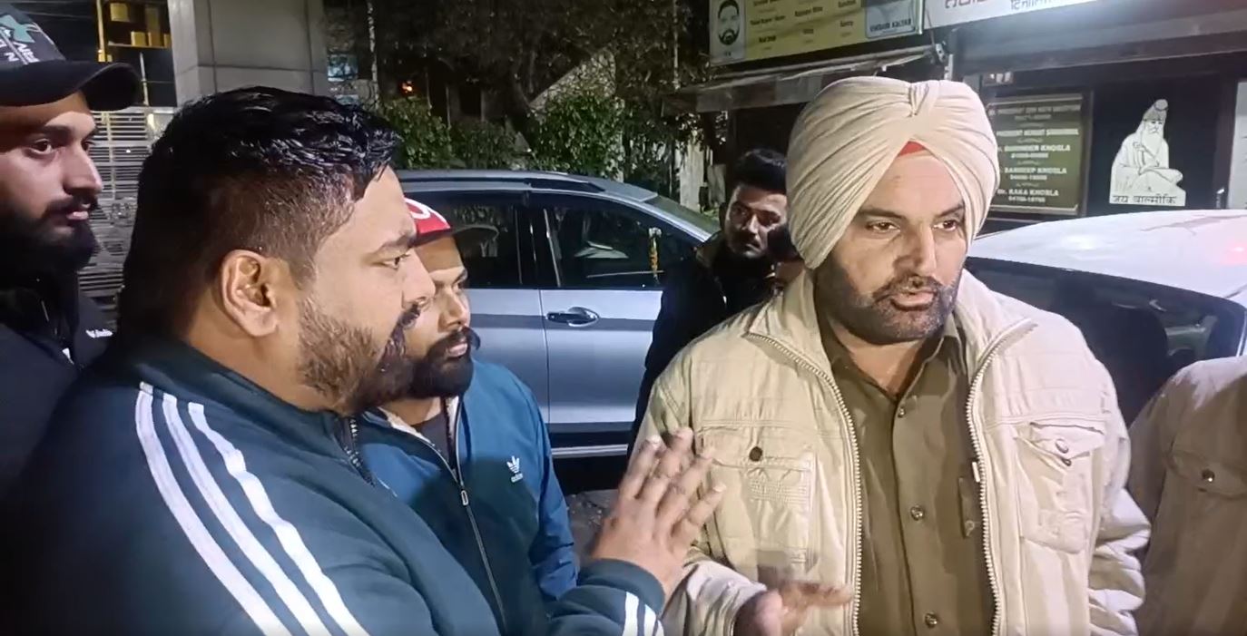 पुलिस वालों के साथ बहस करते लोग