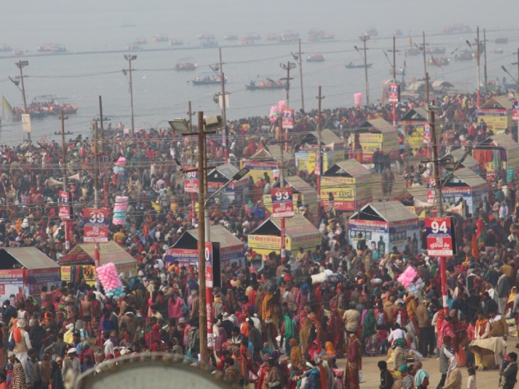 संगम नोज पर शुक्रवार को भी भारी संख्या में श्रद्धालु डुबकी लगाने पहुंचे।