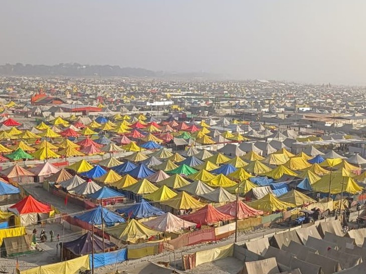 तंबुओं की नगरी में माघ मेले में लाखों श्रद्धालु कल्पवास कर रहे हैं।