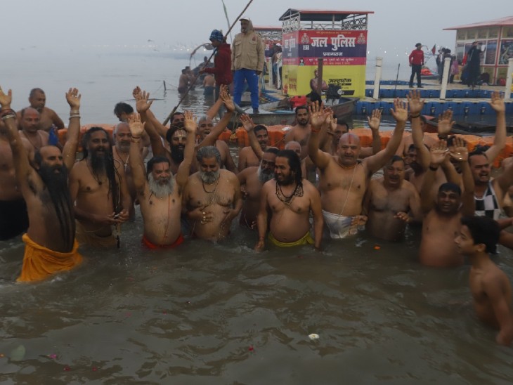 यह फोटो साधु-संतों का संगम में स्नान की है।