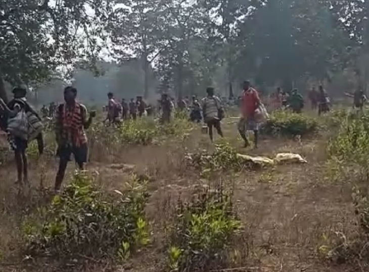 जंगल में मौजूद हैं ग्रामीण।
