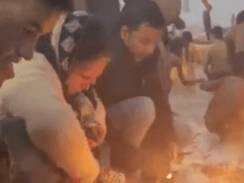 श्रद्धालु संगम में स्नान के साथ ही घाटों पर बैठकर पूजा अर्चना कर रहे हैं।