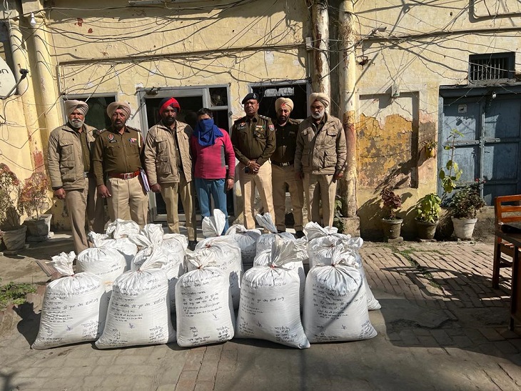 पकड़ा गया आरोपी पुलिस पार्टी के साथ