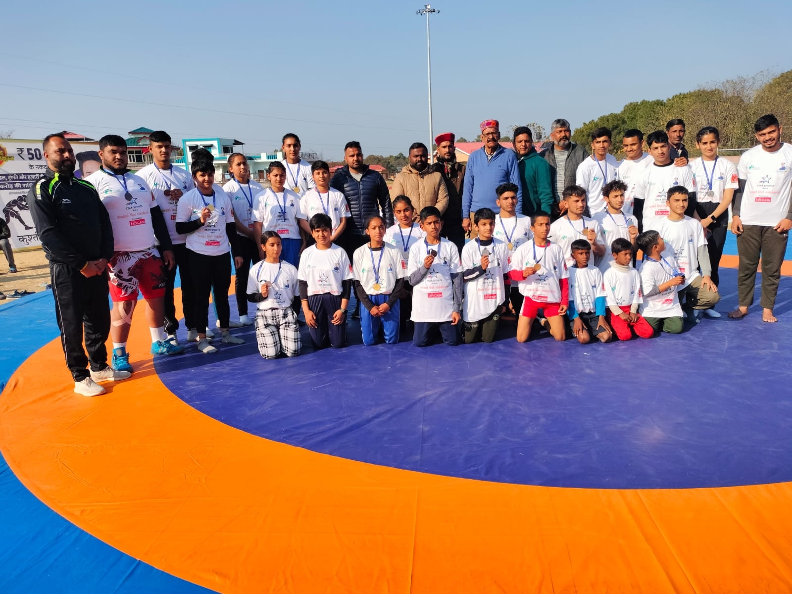 प्रतियोगिता में शामिल होने वाले पहलवान सामूहिक चित्र में।